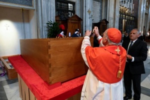 trumna z ciałem papieża Franciszka